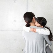 Bố mẹ nên làm gì khi trẻ có dấu hiệu trầm cảm?